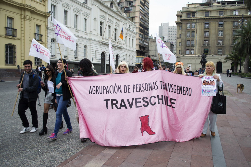 Katty Fontey, al extremo derecho y con un afiche de #Transfest en sus manos, estuvo presente en la histórica protesta del 22 de abril de 1973.